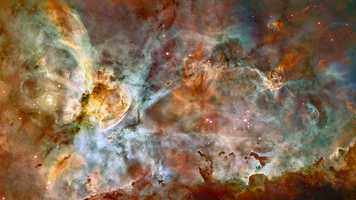 Diese beeindruckende Bild wurde zum 17. Geburtstag von Hubble veröffentlicht. Es zeigt die Geburts- und Todesstätte von Sternen im Carina-Nebel