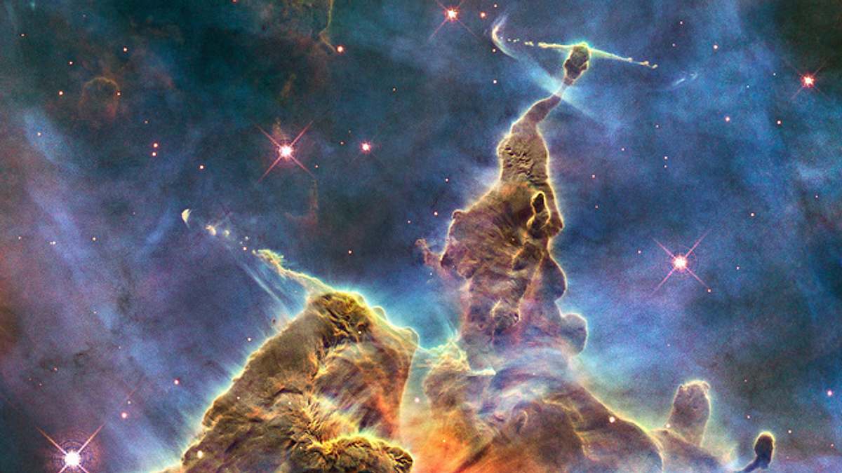 Das Bild zum 20. Jahrestag des Hubble Teleskops zeigt einen Berg aus Staub und Gas im Carina-Nebel