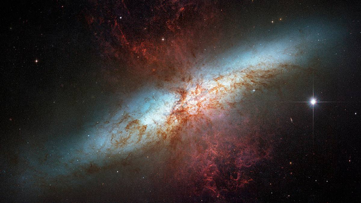 Wasserstoff-Explosionen aus dem zentralen Kern von M82. Die sternartigen Objekte sind Cluster von zehn- bis hunderttausenden von Sternen