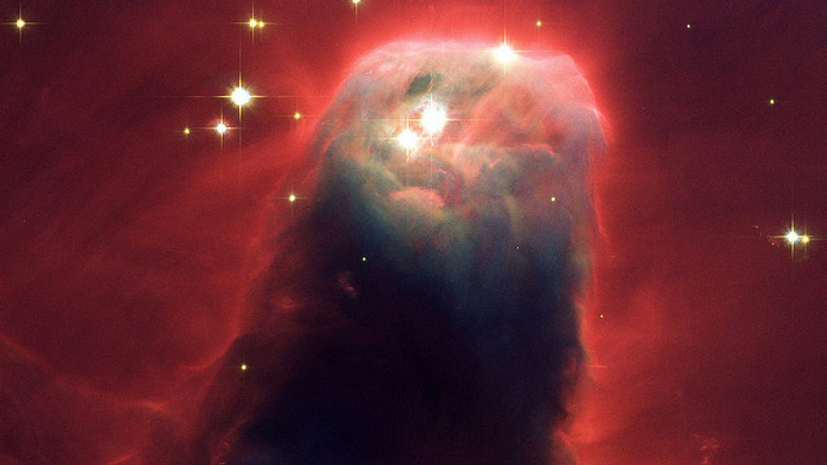 Die Strahlung von heißen Sternen am oberen Bildrand beleuchtet diese riesige, gasförmige Säule.