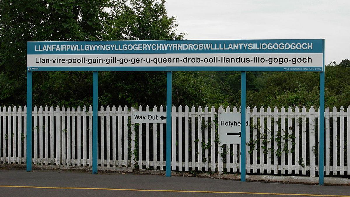 Bahnhofsschild von Llanfairpwllgwyngyllgogerychwyrndrobwllllantysiliogogogoch