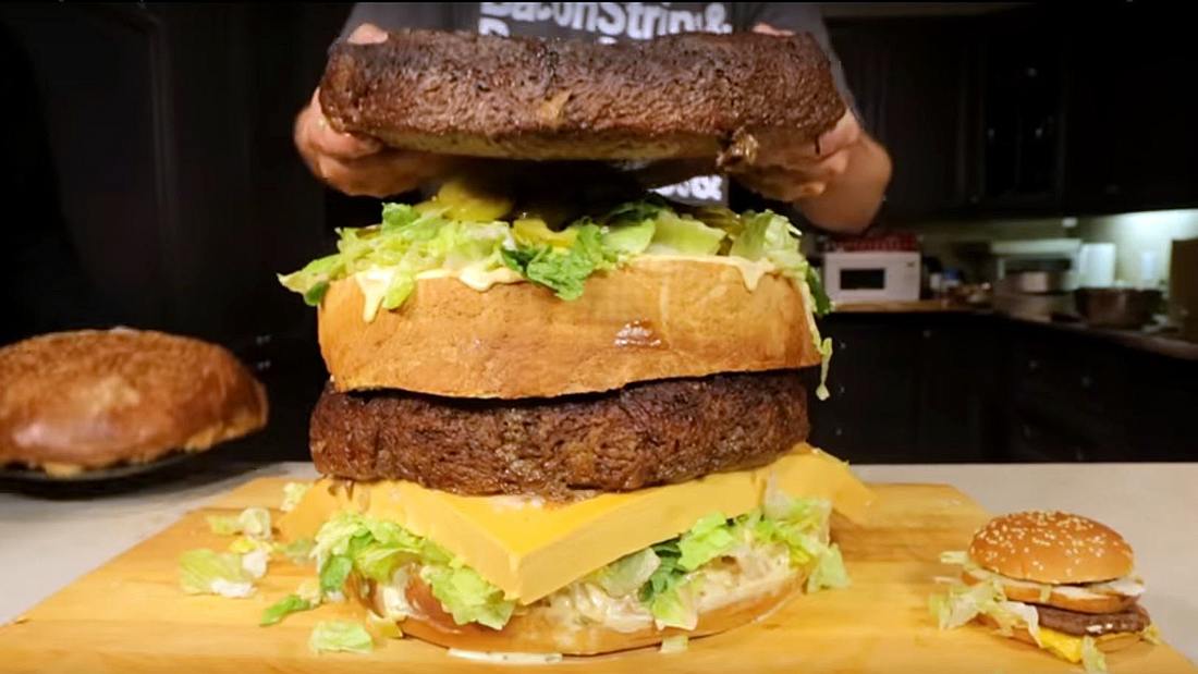 Monster-Burger: Die YouTuber von Epic Meal Time haben einen sagenhaften 45-Kilogramm-Big-Mac erschaffen Die YouTuber von Epic Meal Time haben einen 45-Kilogramm-Big-Mac kreiert