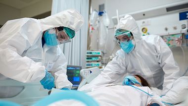 Corona-Patient wird im Krankenhaus behandelt - Foto: iStock/Tempura