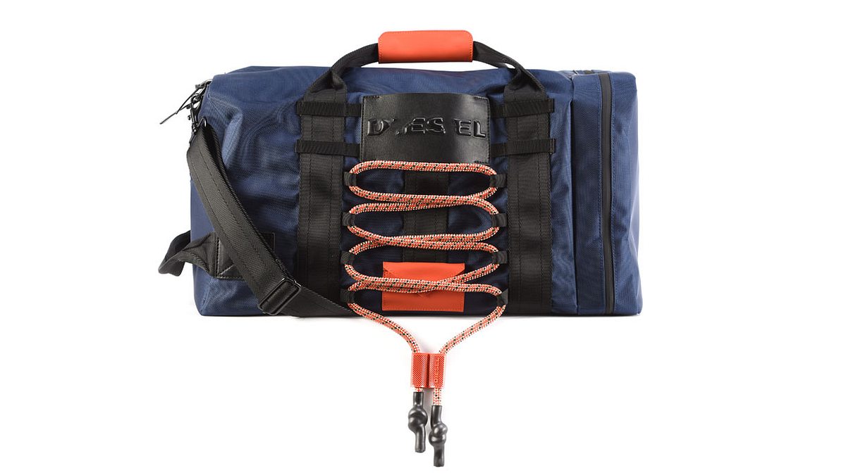 Blauer Travel Bag M-CAGE DUFFLE von Diesel für 349 Euro (Material PVC und Leder mit Cotton Schnürungen)