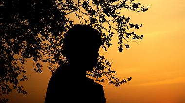 Junge im Schattenriss - Foto: iStock/Doucefleur