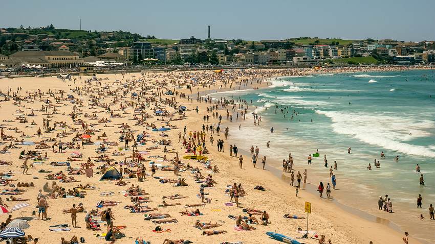 Touristen am Strand - Foto: iStock/crbellette