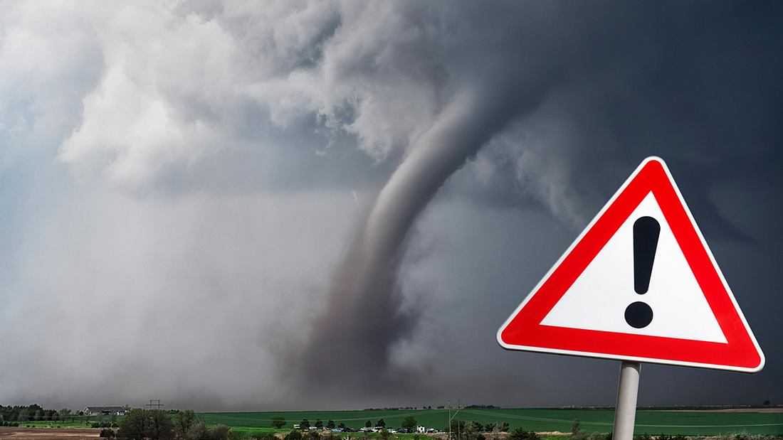 Tornado über Deutschland Tornado zieht über Landschaft