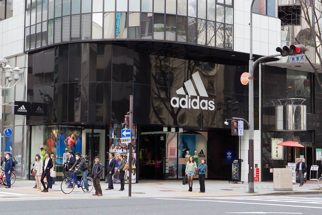 Adidas entschuldigt sich: Wir haben einen Fehler gemacht Front eines Adidas-Geschäfts