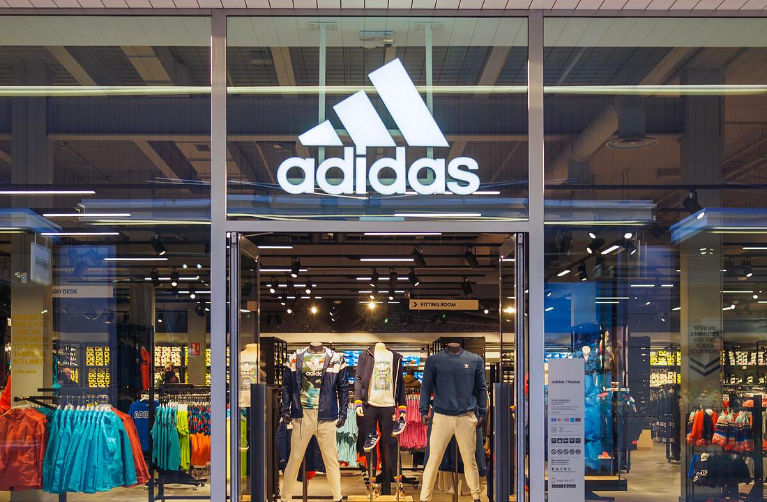 Adidas bekommt Milliarden-Kredit von deutscher Förderbank Adidas-Filiale