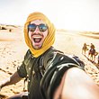 Mann macht Selfie in Wüste - Foto: Adobe Stock