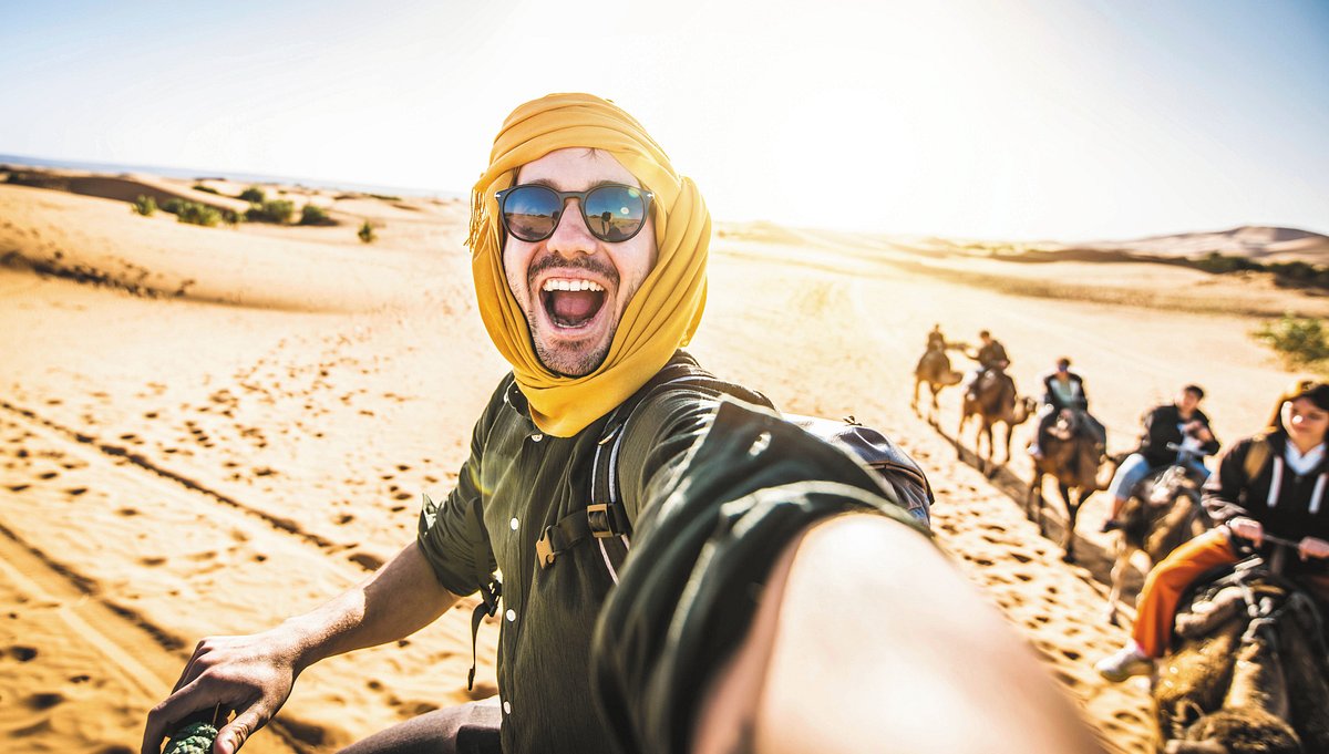 Mann macht Selfie in Wüste