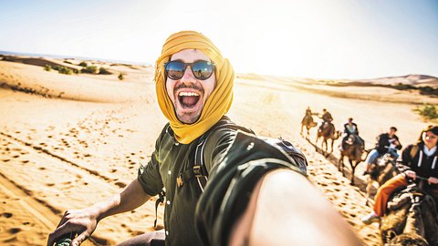 Mann macht Selfie in Wüste - Foto: Adobe Stock