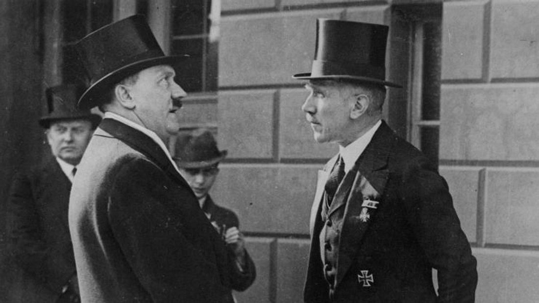 Franz von Papen (rechts) mit Adolf Hitler, März 1933 Franz von Papen (rechts) mit Adolf Hitler, März 1933