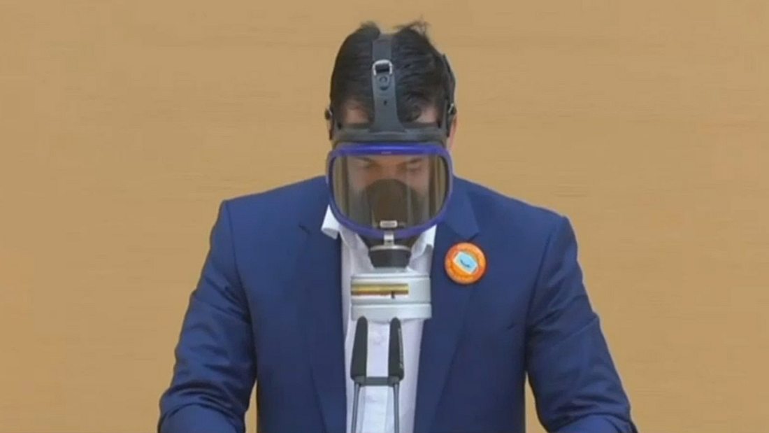 AfD-Abgeordneter mit Gasmaske AfD-Abgeordneter mit Gasmaske