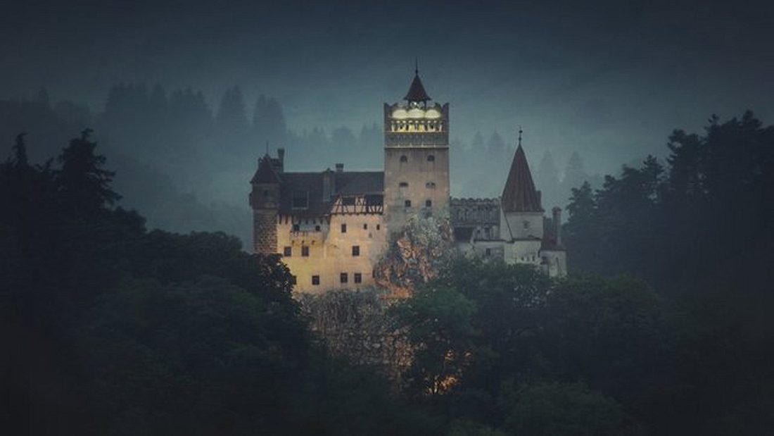 Schlafen im Sarg: Airbnb verlost eine Gratis-Nacht im Schloss von Grad Dracula im rumänischen Transsilvanien Du kannst mit Airbnb eine Übernachtung im Schloss von Graf Dracula gewinnen