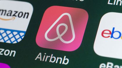 Airbnb: Gastgeber filmt Paar beim Sex (Symbolfoto) - Foto: iStock/stockcam