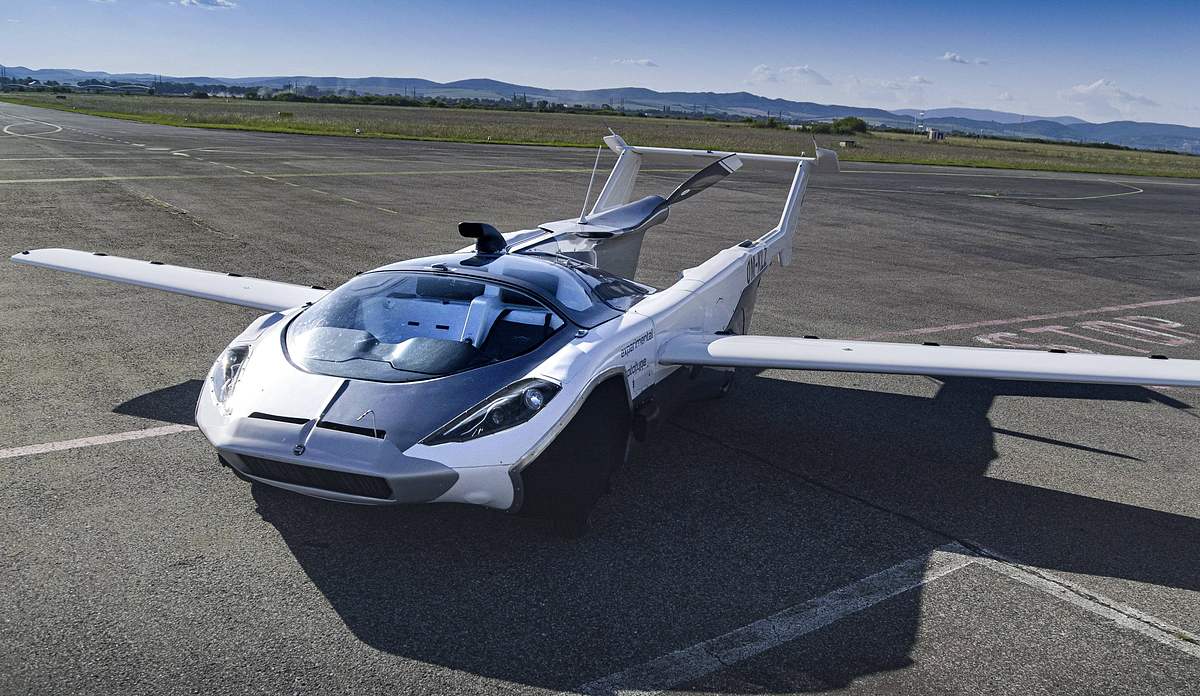 Aircar V5 auf einem Rollfeld