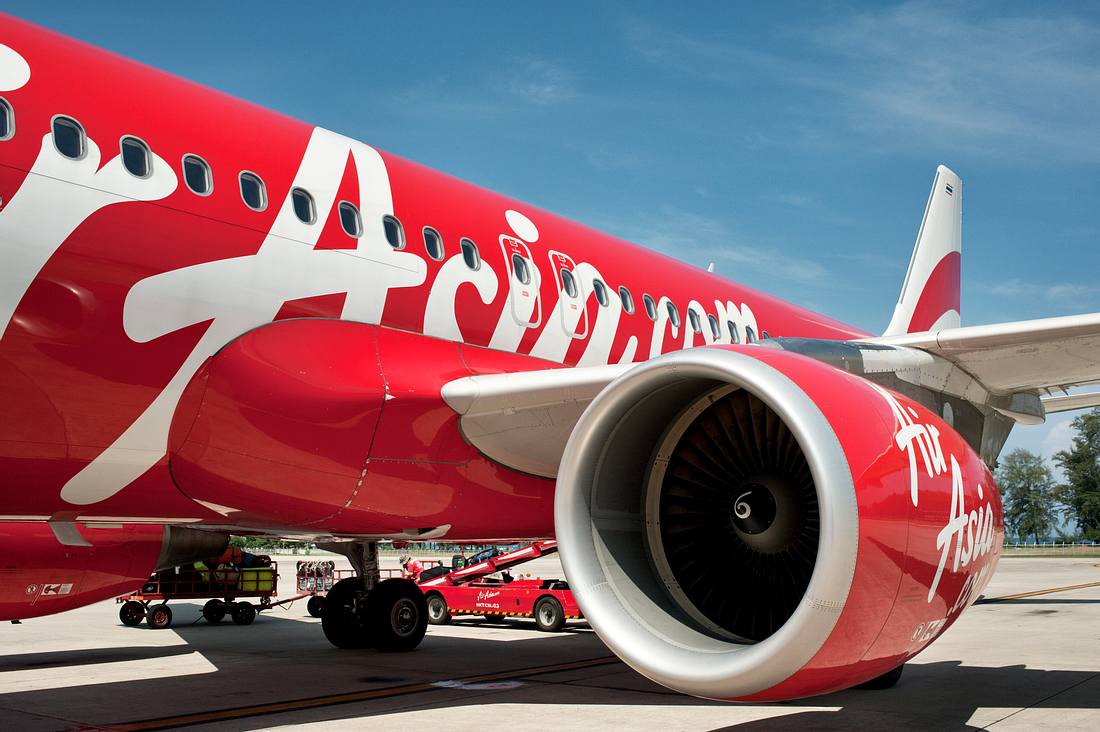 Airline führt kuriose Corona-Uniform ein Flugzeug der Airline Air Asia