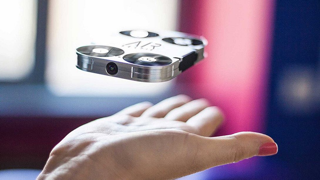 Die Mikro-Drone lässt sich in einem Phonecase aufladen