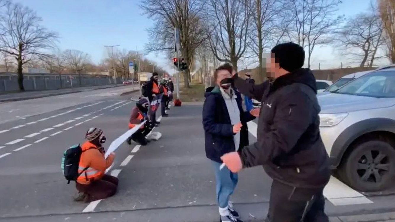 Aktivistin wird geschlagen