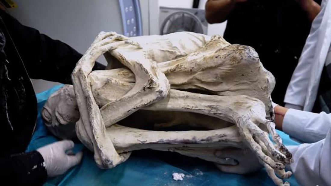 Forscher wollen nahe den Nazca-Linien in Peru eine Alien-Mumie entdeckt haben