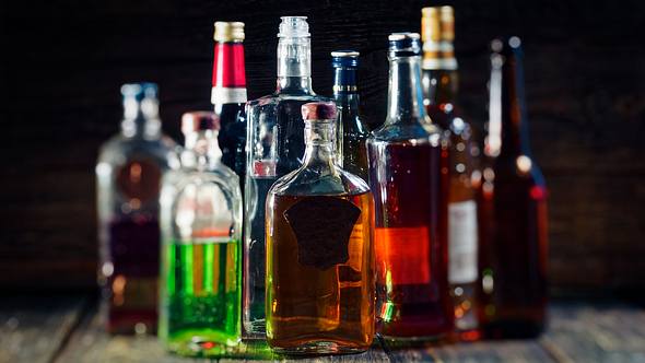 Mehrere Flaschen Alkohol - Foto: iStock / invizbk
