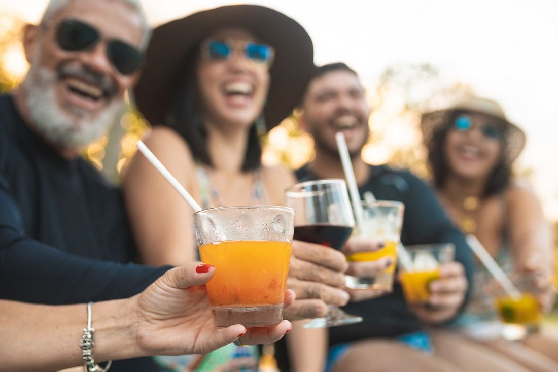 Alkohol durch Strohhalm Party People trinken Alkohol durch Strohhalm