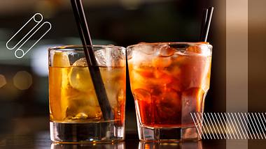 Zwei Gläser Alkohol mit Strohhalm  - Foto: iStock / MaximShebeko