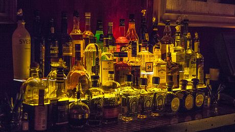 Studie belegt: Alkohol trinken macht glücklich - Foto: iStock/Krakozawr 