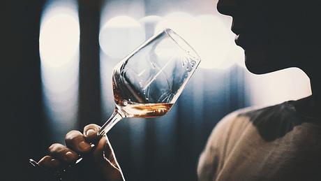 Mann trinkt Wein  - Foto: gilaxia