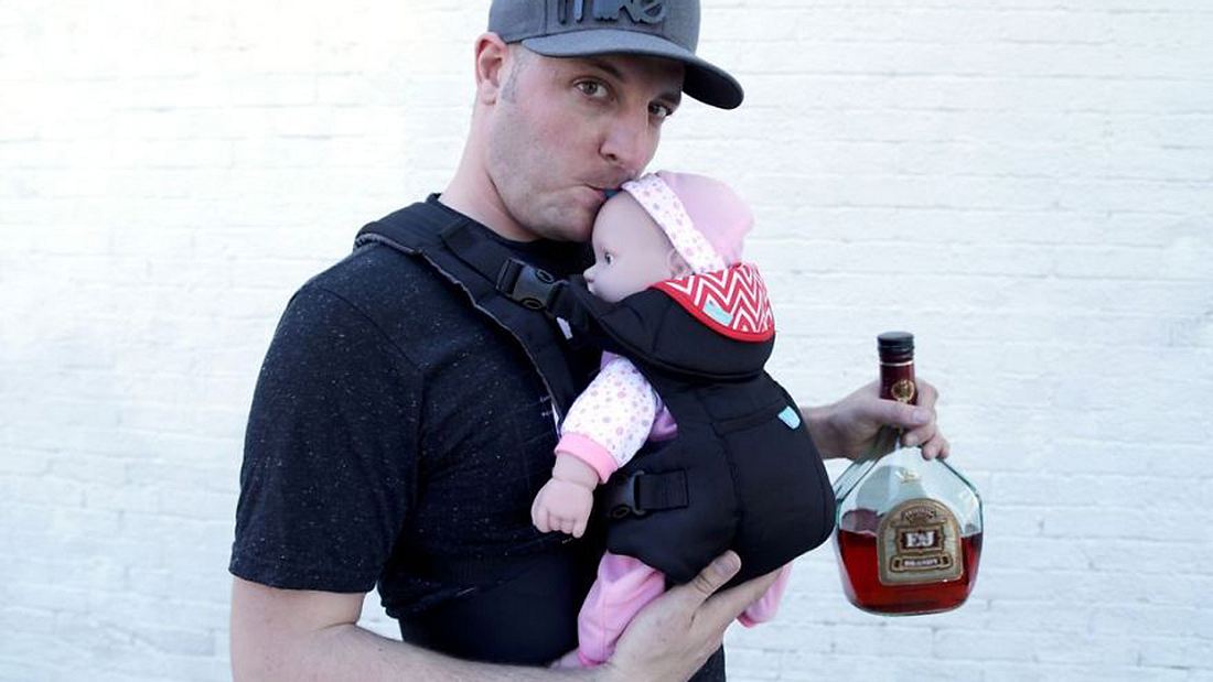 Alkoholiker-Baby: Die tragbare Schnapsflasche für den Mann