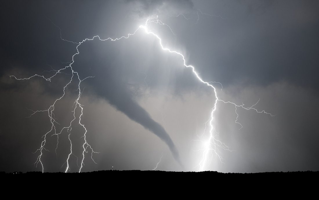 Alle in Deckung! Tornado-Warnung für Deutschland Blitze und Tornado