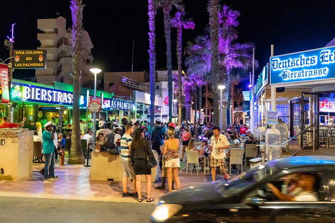 Als gäb's kein Corona: Ballermann-Partyvideo sorgt für Aufregung Bierstraße am Ballermann auf Mallorca