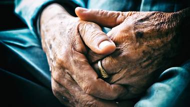 Hände eines alten Mannes - Foto: iStock / fzant