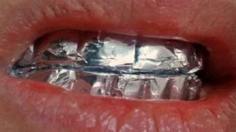 Zähne in Alufolie einwickeln - Foto: healthandhealthytips