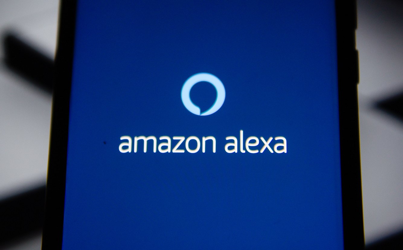 Smartphone mit geöffneter Amazon Alexa-App