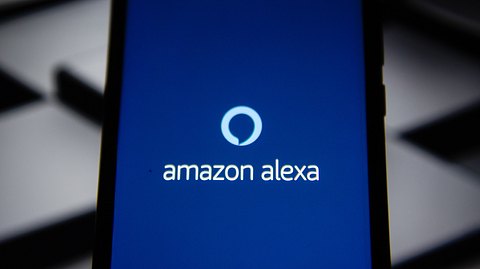 Smartphone mit geöffneter Amazon Alexa-App - Foto: IMAGO / ZUMA Wire