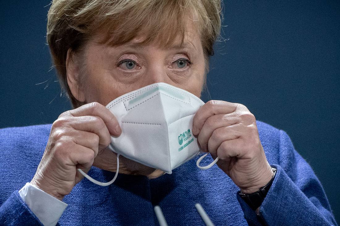 Angela Merkel Angela Merkel mit Mundschutzmaske
