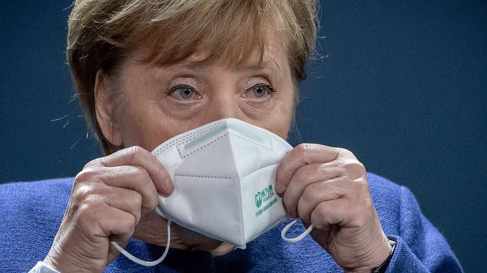 Angela Merkel mit Mundschutzmaske - Foto: Getty Images / Michael Kappeler