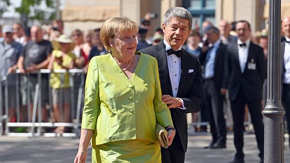 Angela Merkel und Joachim Sauer - Foto: IMAGO / Sven Simon