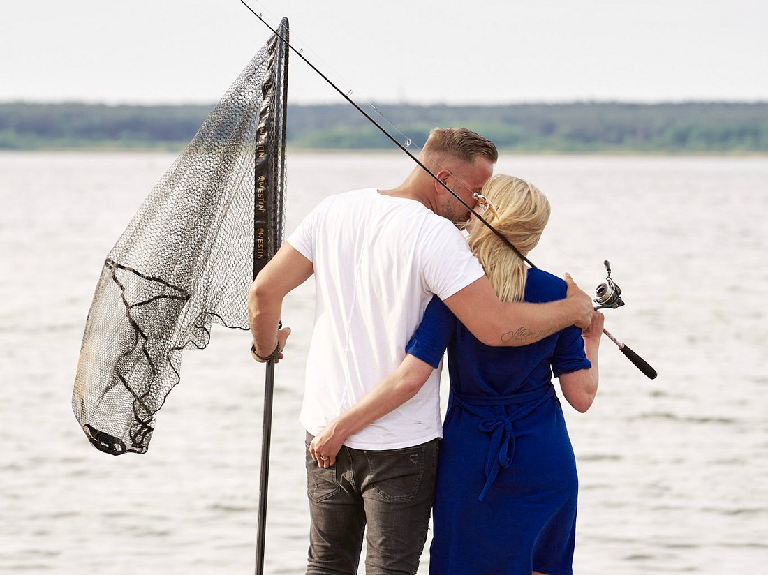 Angeln an der Mecklenburgischen Seenplatte Man und Frau am See