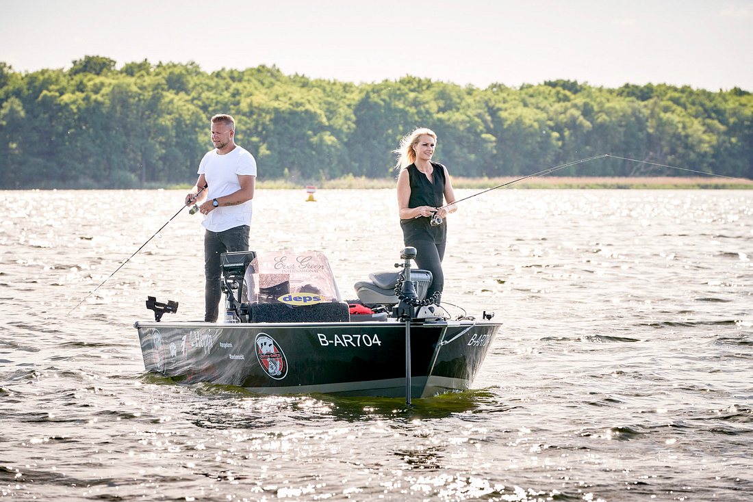 Angeln an der Mecklenburgischen Seenplatte Mann und Frau auf Boot beim Angeln