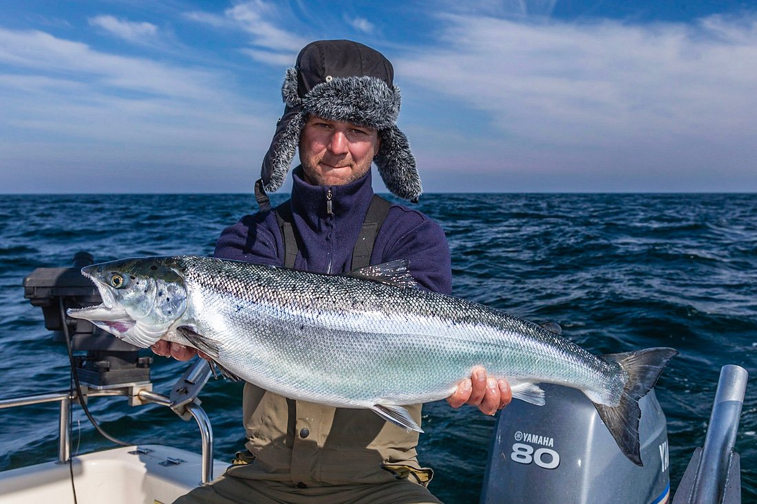 Angeln an der Ostsee Mann mit Lachs