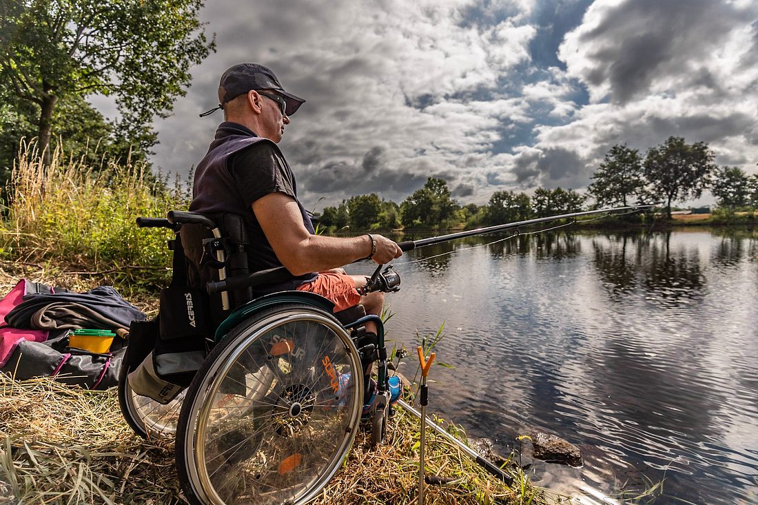 Angeln für Menschen mit Handicap Rollstuhlfahrer beim Angeln