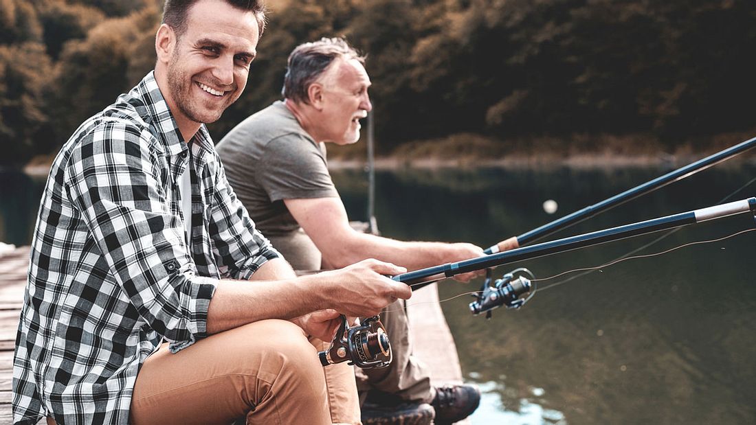 Angeln entspannt Gut gelaunte Angler