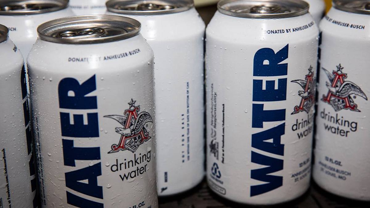 Tolle Aktion: Brauereikonzern füllt Trinkwasser in Bierdosen und schickt sie zu Hurrikan-Opfern