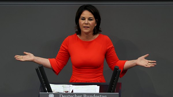 Annalena Baerbock am Rednerpult im Bundestag - Foto: Getty Images / Bloomberg