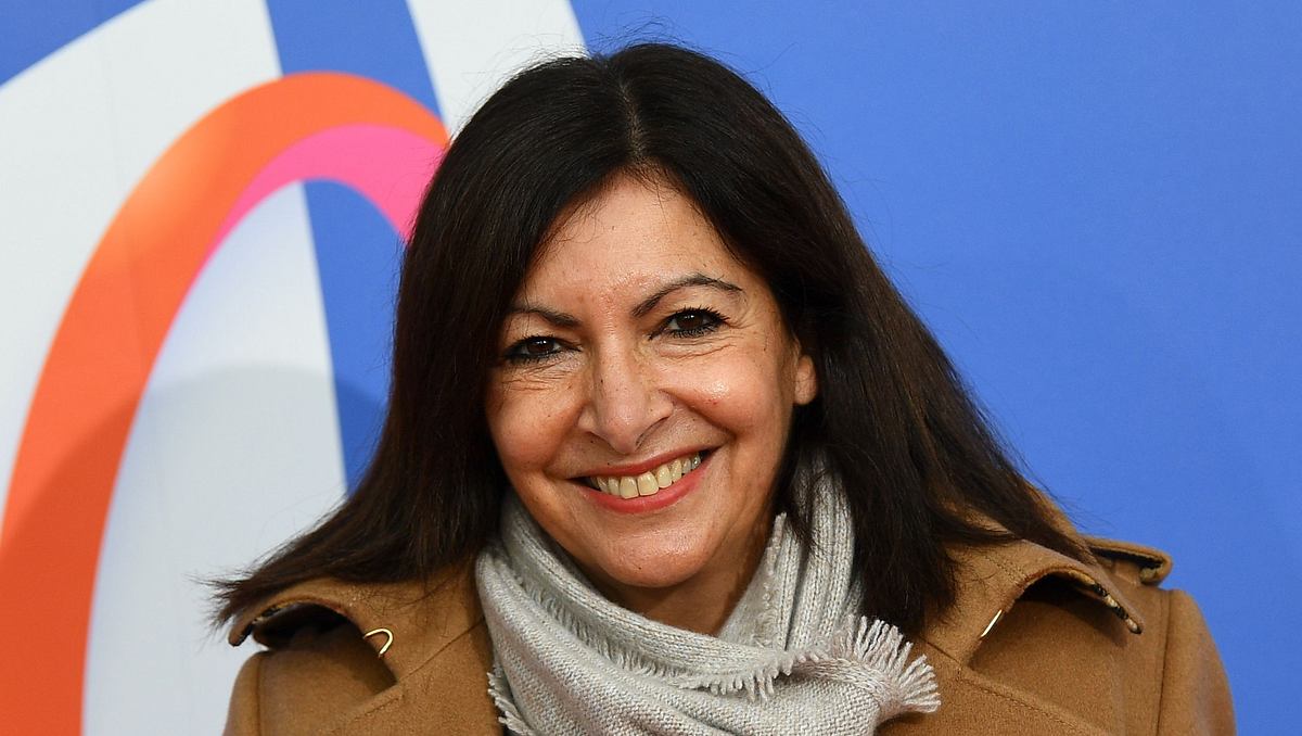 Anne Hidalgo vor einer Plakatwand