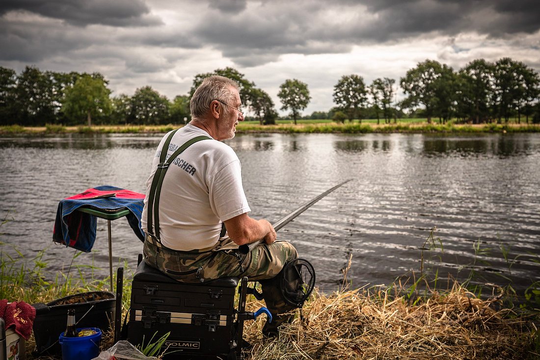 Ansitzangeln an der Ems Angler am Fluss