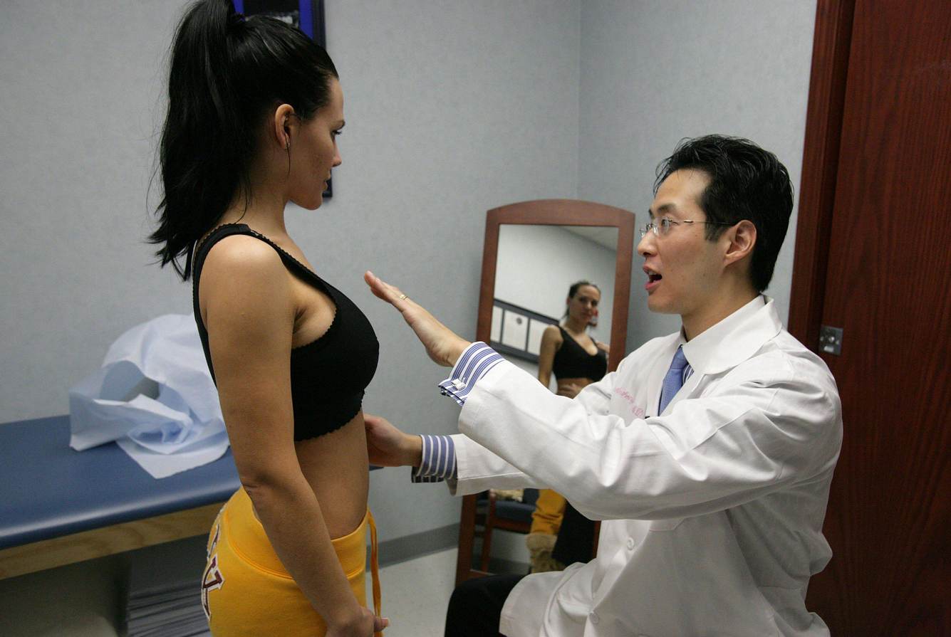 Dr. Anthony Youn mit einer Patientin Dr. Anthony Youn mit einer Patientin